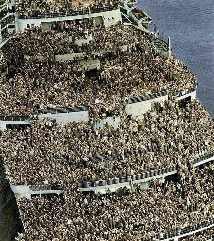 Liniowiec RMS Queen Elizabeth transportujący 15 tysięcy żołnierzy do Nowego Jorku po zakończeniu drugiej wojny światowej. Statek nie był przeludniony, wszyscy żołnierze wybiegli na pokład, gdy dotarli na miejsce.