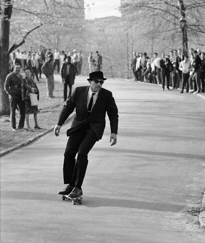 Skater mknący przez Central Park w latach 60.