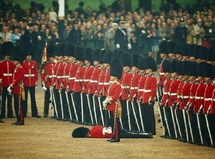 Jeden z gwardzistów zemdlał podczas ceremonii, ale inni zachowali szyk. Londyn, 1966