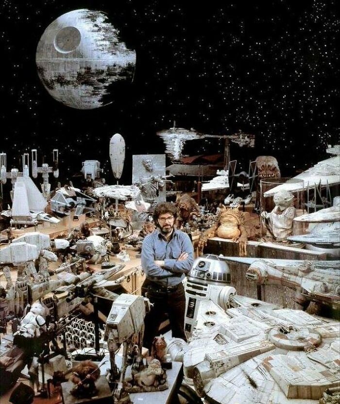 George Lucas otoczony rekwizytami z Gwiezdnych wojen