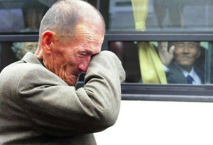 Pożegnanie między północno i południowokoreańskim krewnym, którzy spotkali się pierwszy raz od 57 lat