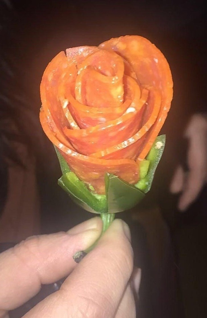 10. "Kelner wręczył mi tę różę wykonaną z pepperoni i końcówki jalapeño.