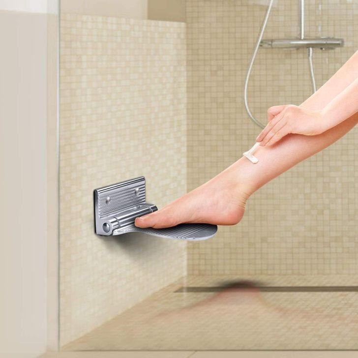 1. Prysznic z podnóżkiem dla wygodniejszego golenia