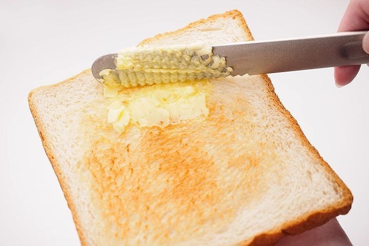 7. Nóż podgrzewający masło przed smarowaniem