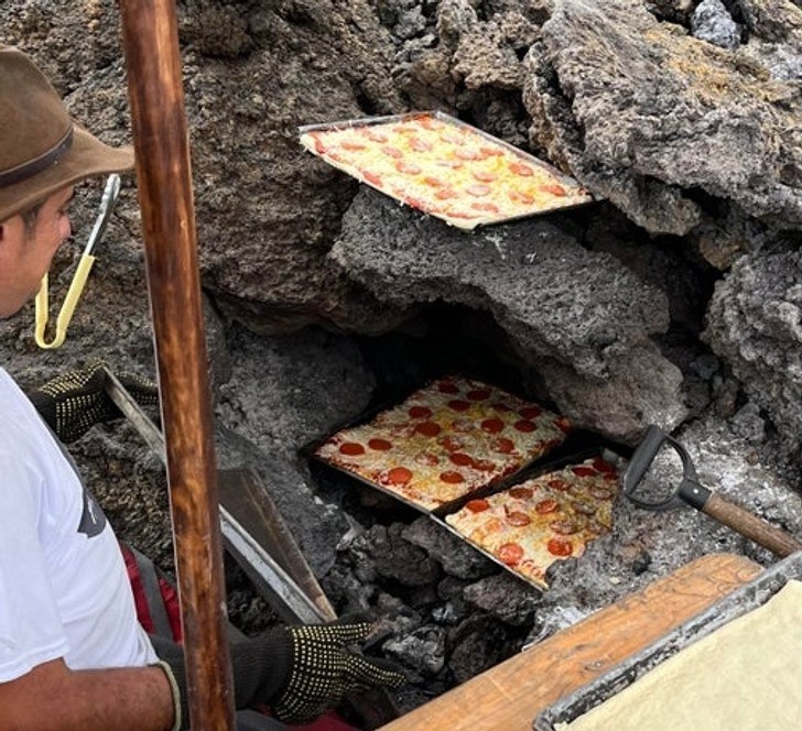 "Ten gość wypieka pizzę przy wulkanie, używając ciepła stygnącej lawy ."