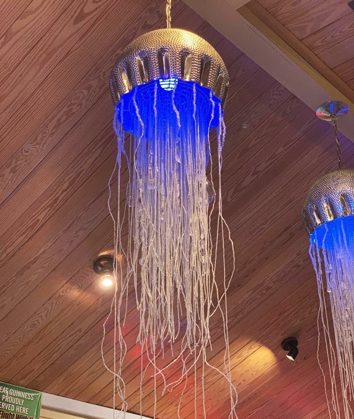 12. Lampa w kształcie meduzy w restauracji z owocami morza