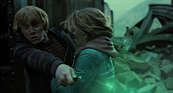 2. - „Harry Potter i Insygnia Śmierci: Część II” to jedyna część sagi filmowej, w której jeden z głównych bohaterów używa śmiertelnej klątwy Avada Kedavra. Był to Ron, stojąc w obliczu śmierci.
