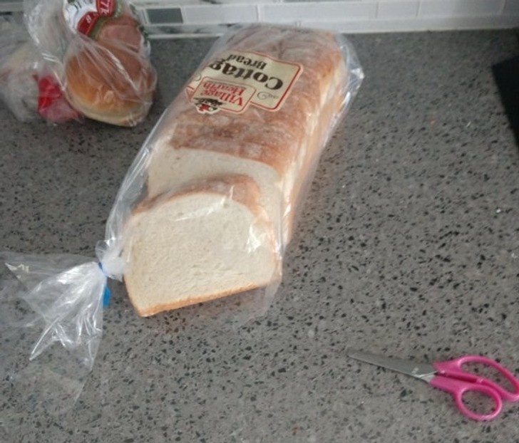 "Oto jak 5-letnie dziecko otwiera nowy bochenek chleba."
