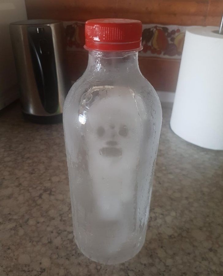 15. "Lodowy duch" wewnątrz butelki