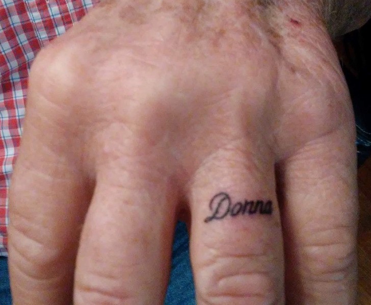 "Mój 78-letni dziadek zrobił sobie pierwszy tatuaż! Nie jest w stanie nosić obrączki od lat, więc to idealne rozwiązanie."