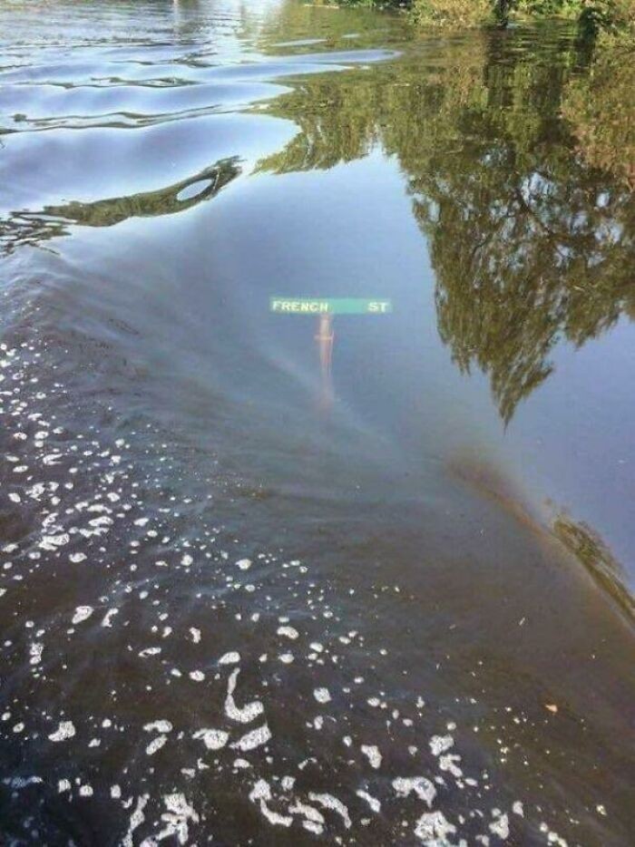 Cała ulica pod wodą