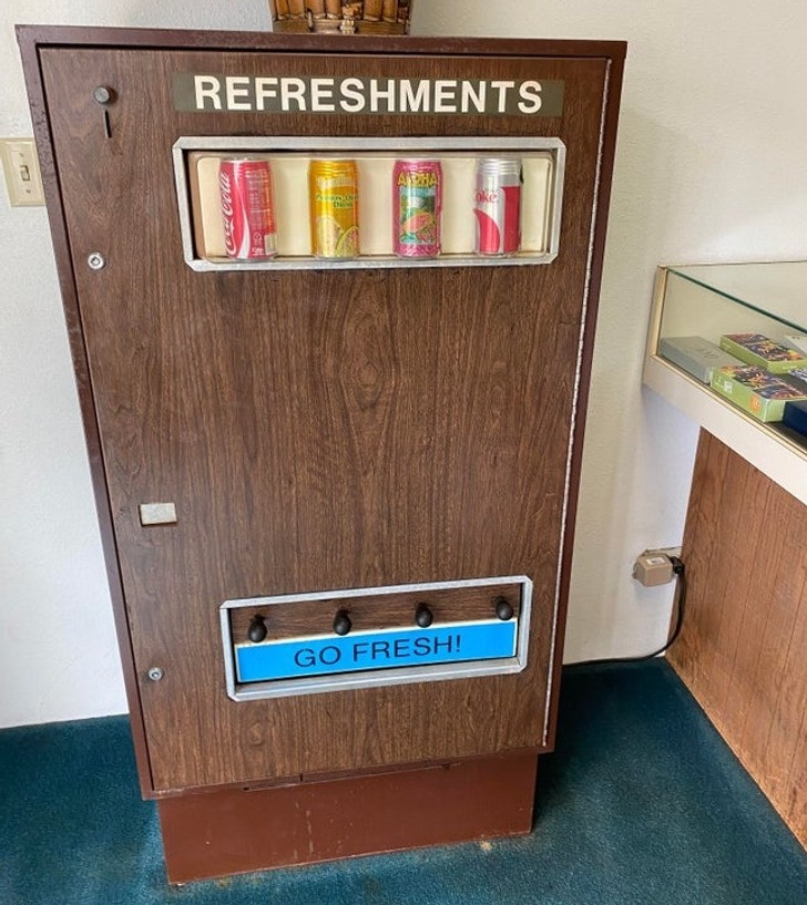 "Zabytkowy automat sprzedający. Kiedyś wybierało się napoje za pomocą dźwigni."