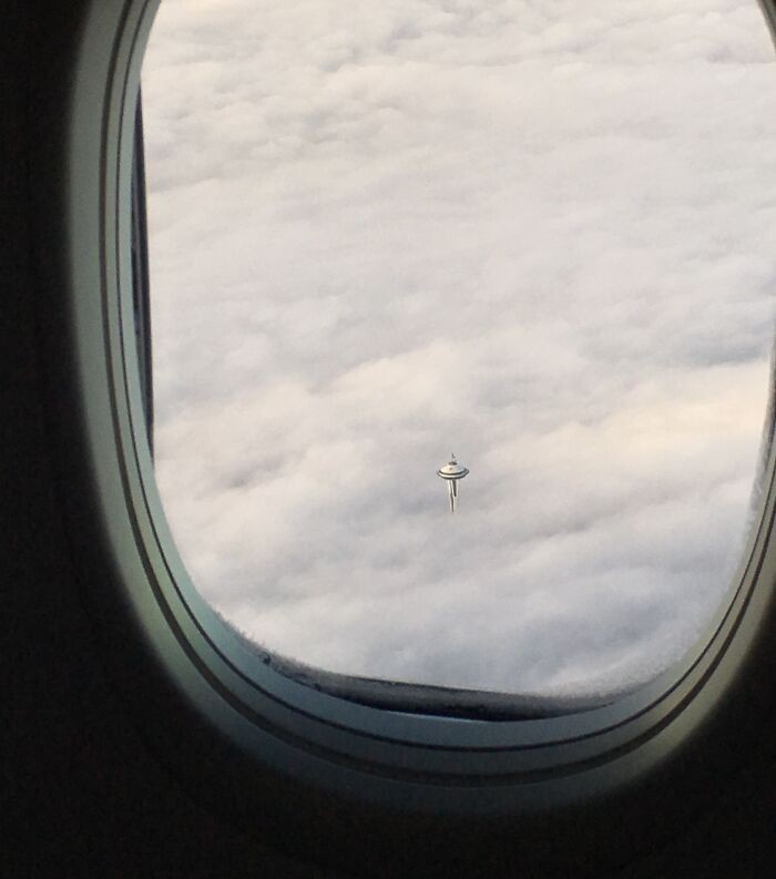 Space Needle w Seattle wystająca ponad chmurami