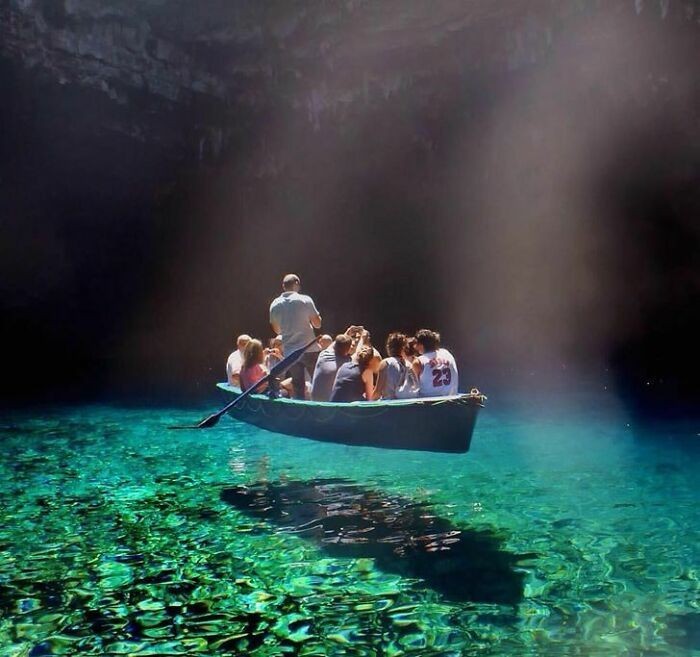 Najczystsza woda na świecie - Jezioro Melissani, Grecja