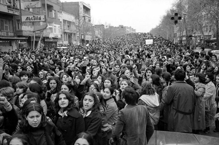 1. 100 tysięcy irańskich kobiet protestujących przeciwko konieczności noszenia hidżabu, Teheran, 1979