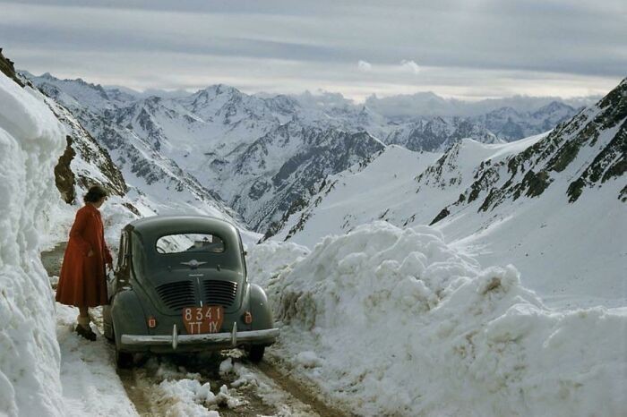 14. Kobieta spoglądająca na śnieżną przełęcz górską w Pirenejach, 1956