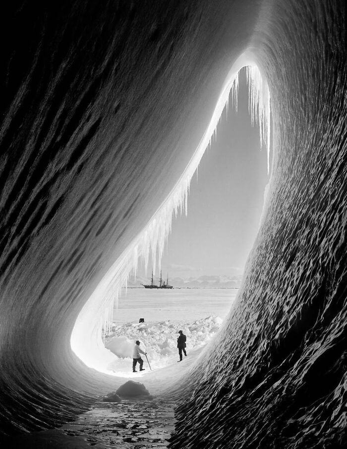 15. Geolog Thomas Griffith Taylor i meteorolog Charles Wright przed wejściem do lodowej groty. Ekspedycja Terra Nova, 1911
