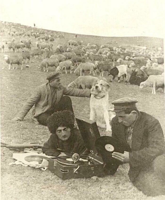 16. Pasterze słuchający muzyki, Azerbejdżan, 1939