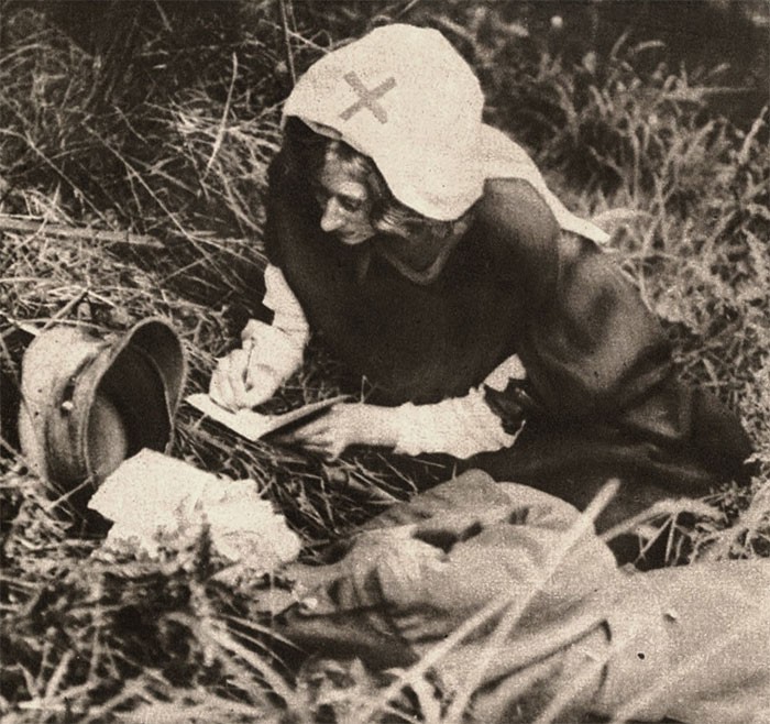 5. Pielęgniarka spisująca ostatnie słowa śmiertelnie rannego żołnierza, 1917