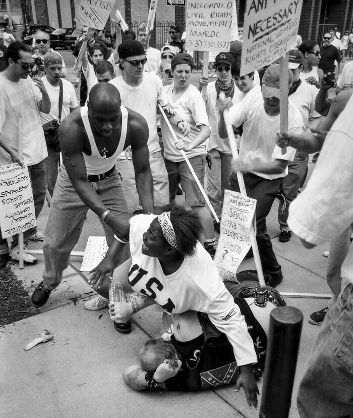 6. Keshia Thomas chroni domniemanego zwolennika KKK przed publicznym linczem, 1996