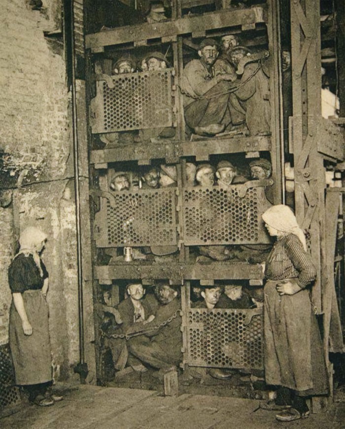 8. Górnicy wracający windą z kopalni po całym dniu pracy, Belgia, 1920