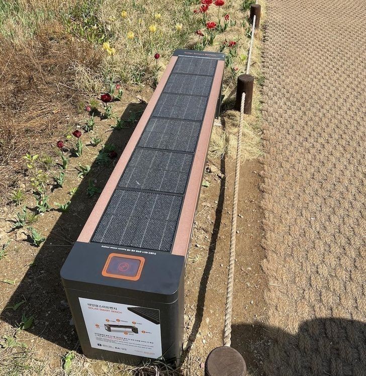 14. Ławki z wbudowanymi panelami słonecznymi, zapewniające dostęp do darmowych ładowarek