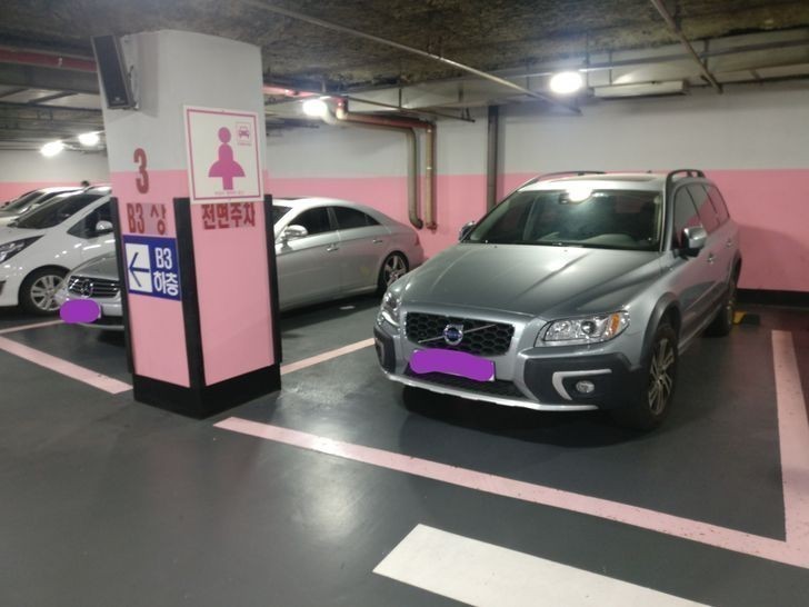 16. Ten hotel w Korei posiada szersze i odpowiednio oznaczone miejsca parkingowe dla kobiet.