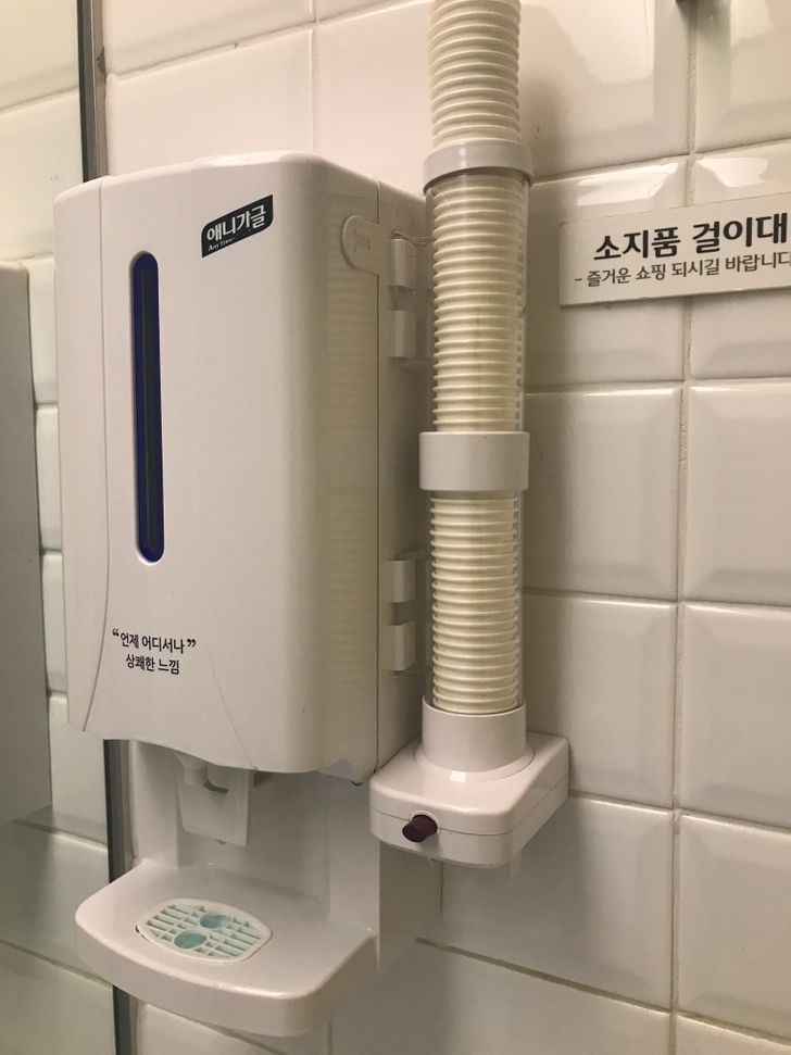 10. Darmowy podajnik płynu do płukania ust w publicznej toalecie w centrum handlowym