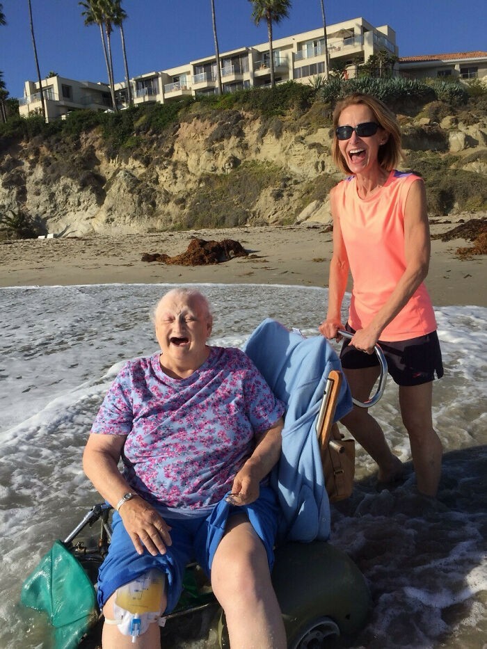 12. "Moja babcia chciała jeszcze raz zobaczyć ocean, zanim przeniesie się do hospicjum. Jej twarz mówi wszystko."