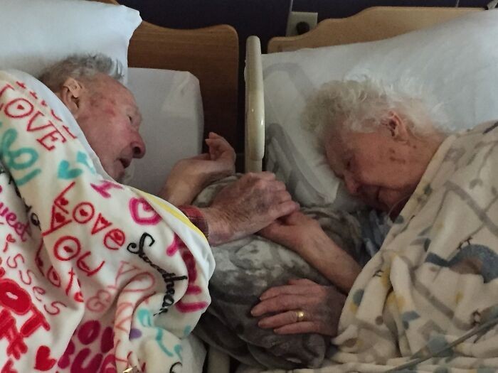 14. "Moja 96-letnia babcia i 100-letni dziadek, na kilka godzin przed jej śmiercią. Byli małżeństwem przez 77 lat."