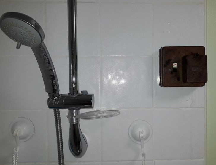 12. Skrzynka z bezpiecznikami pod prysznicem? Co może pójść nie tak...