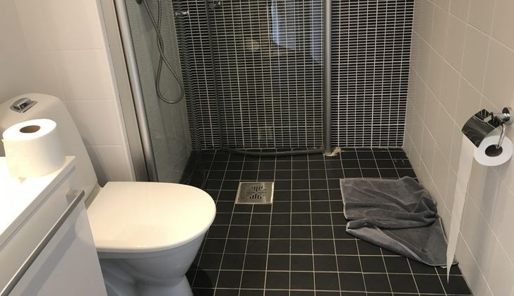 8. "Toaleta i papier po przeciwnych stronach łazienki"