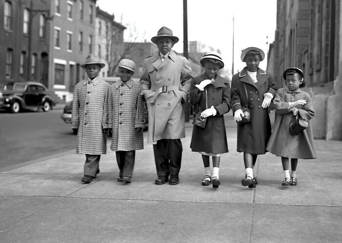 Elegancka grupka w drodze do kościoła, Chicago, lata 40.