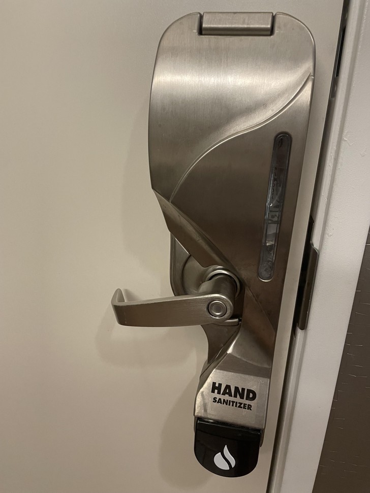 "Klamka od drzwi toalety posiadająca wbudowany podajnik żelu antybakteryjnego"