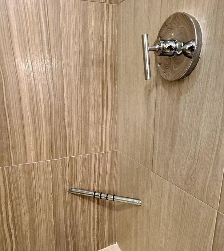 "Mój hotelowy prysznic posiada wbudowany podnóżek."