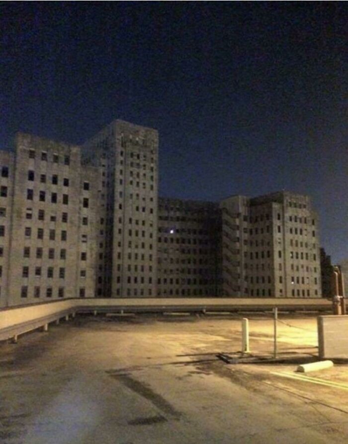 W jednym z pomieszczeń opuszczonego szpitala pali się światło.