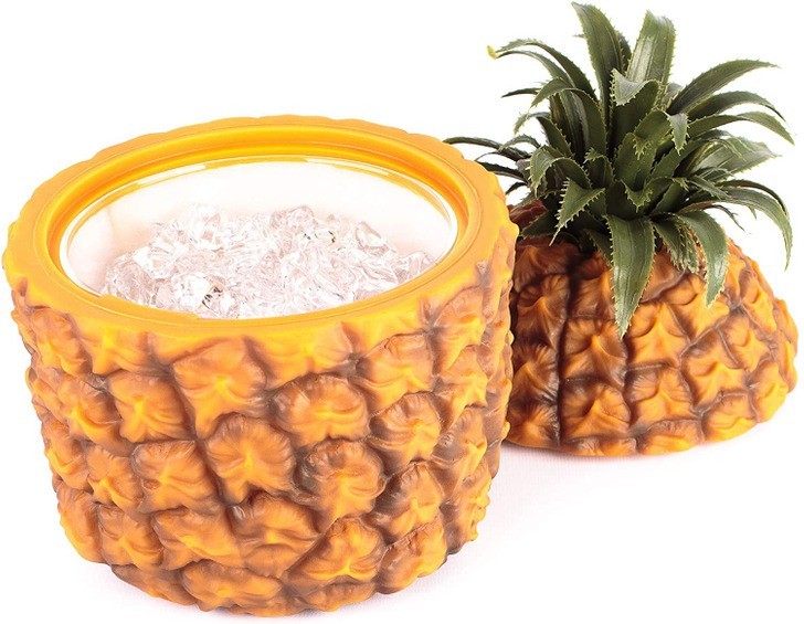 Podawanie napojów w tym schłodzonym ananasie to świetny pomysł na ożywienie każdej imprezy.