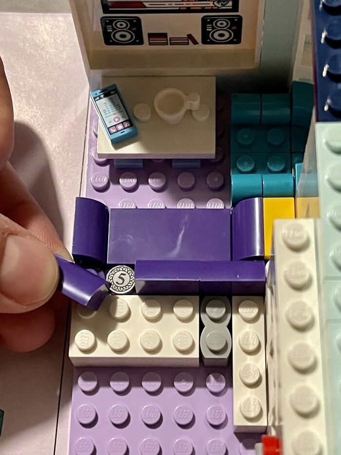 11. Ten zestaw LEGO posiada drobne monety zapodziane w kanapie.