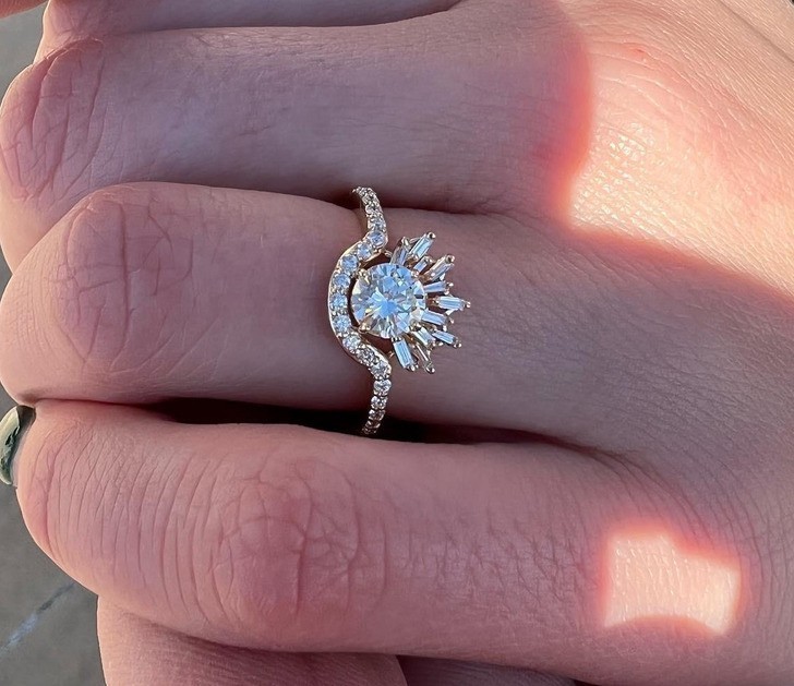 "Nareszcie zaręczeni! Ten pierścionek został wykonany z elementów pierścionków należących do mojej babci i prababci."
