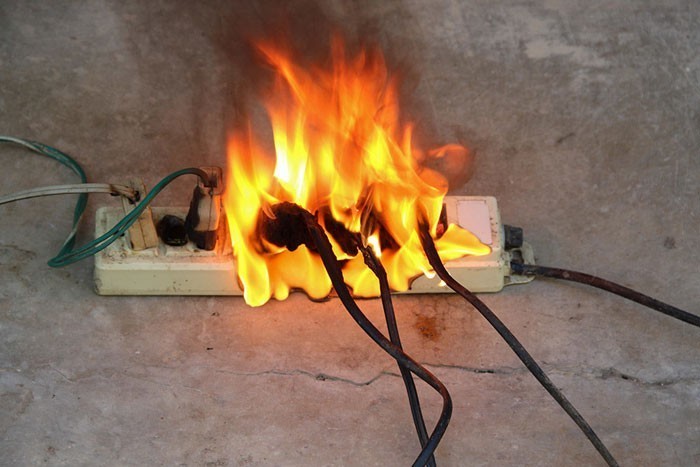 Jeśli w twoim domu bez żadnego powodu unosi się zapach ryby, w 9 na 10 przypadków oznacza to pożar elektryczny.