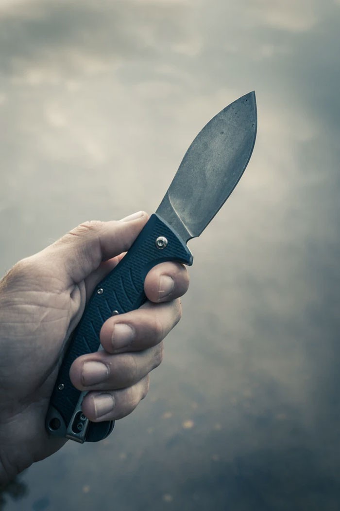 Jeśli ktoś zostanie dźgnięty nożem, nie wyciągaj go z rany, gdyż służy on jako "korek" spowalniający utratę krwi. Zaaplikuj nacisk wokół rany i wezwij policję.