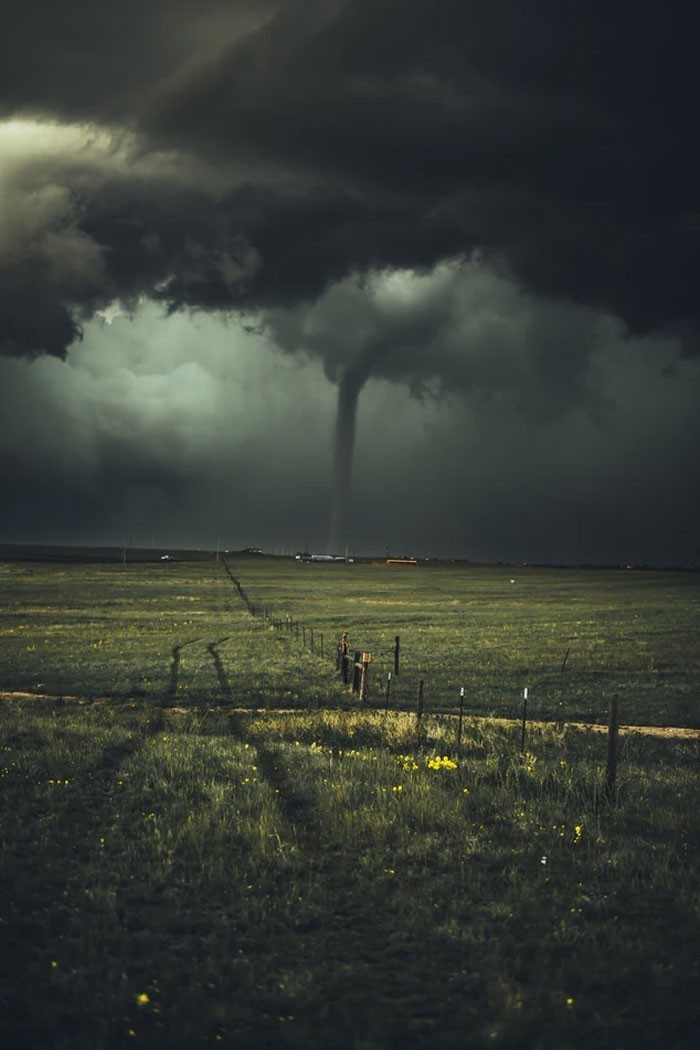 Jeśli tornado wygląda jakby stało w miejscu, w rzeczywistości zmierza w twoim kierunku.