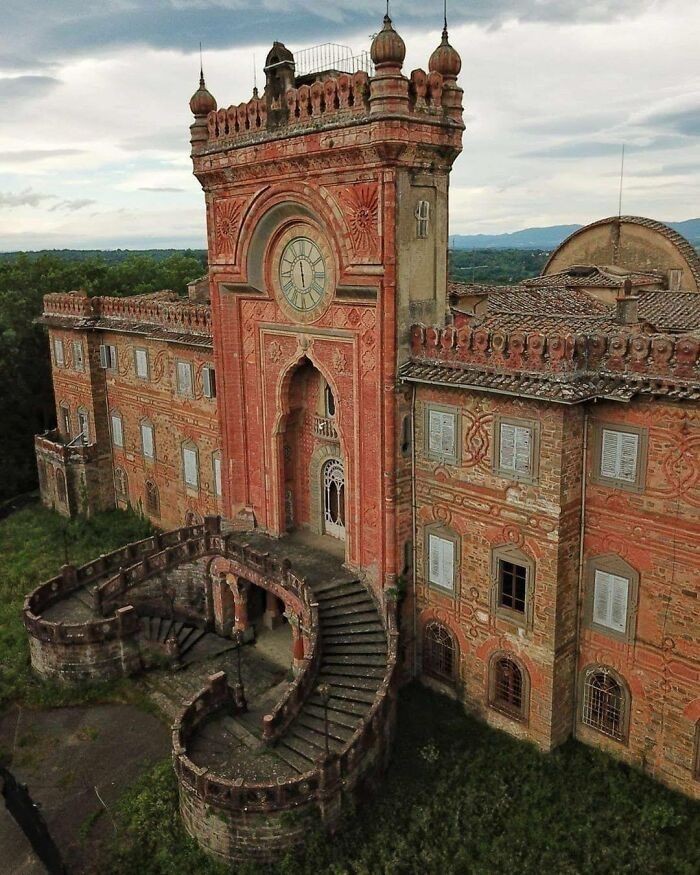 Opuszczony zamek we Włoszech