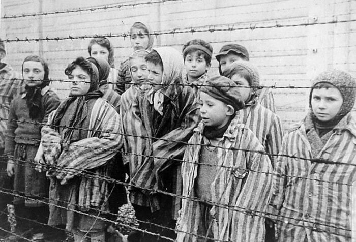 27 stycznia 1945 roku doszło do wyzwolenia więźniów obozu koncentracyjnego w Oświęcimiu.