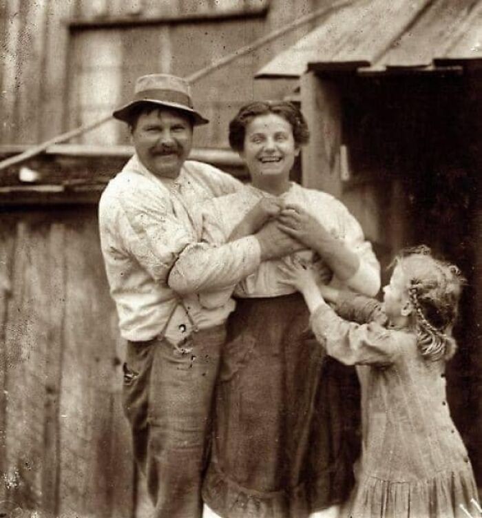 Formalne zdjęcia z uśmiechem to rzadkość, ale można je znaleźć. Karolina Południowa, 1912