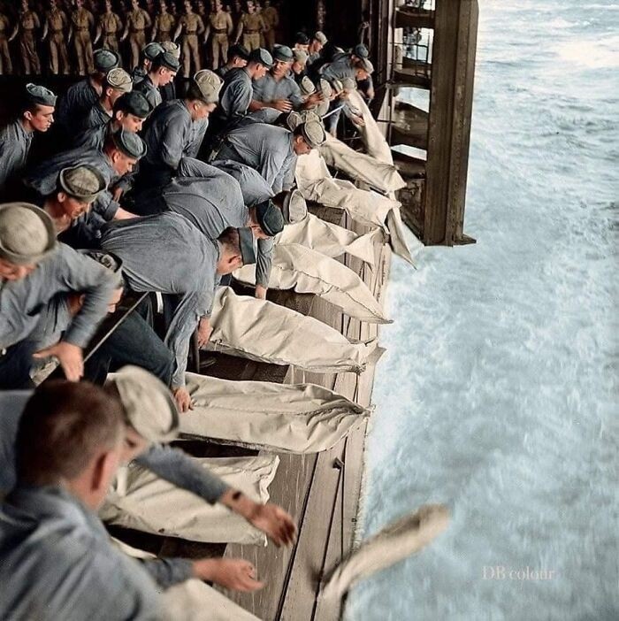 Masowy pochówek żołnierzy USS Intrepid na morzu po ataku kamikaze. 1944 rok.