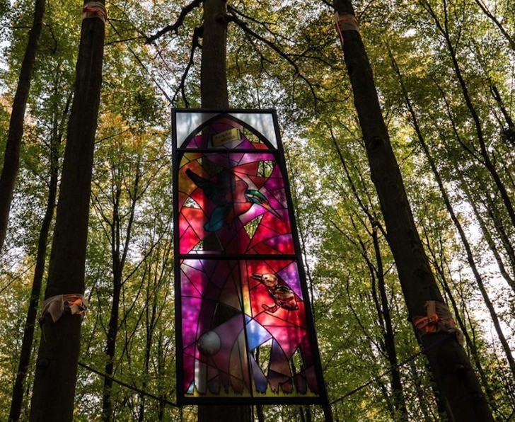 "Okno z witrażem wiszące w belgijskim lesie"