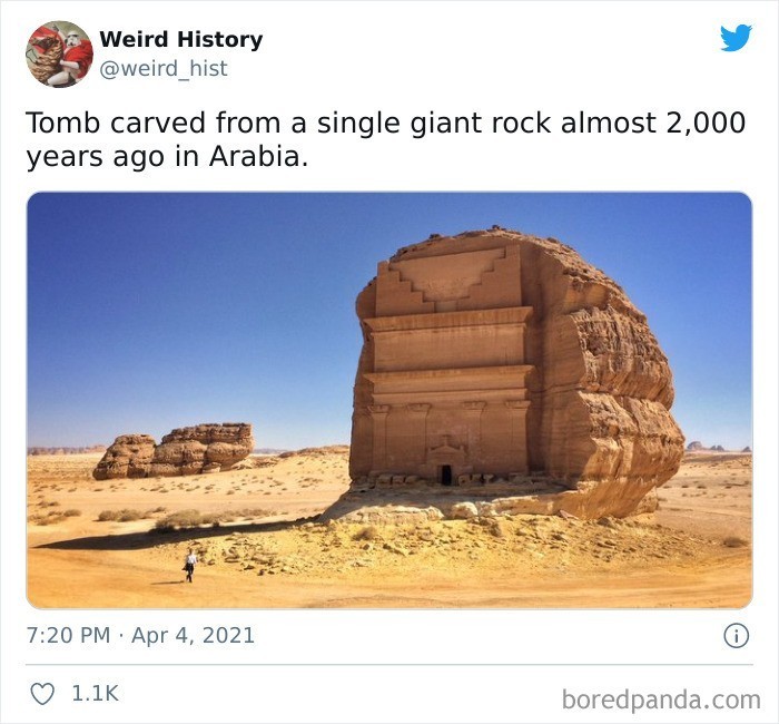 11. Grobowiec wykuty w pojedynczej ogromnej skale, niemal 2 tysiące lat temu w Arabii Saudyjskiej