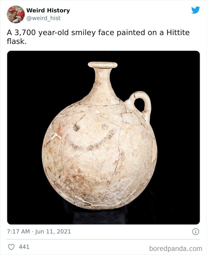 12. Licząca sobie 3 700 lat uśmiechnięta buźka namalowana na hetyckim naczyniu