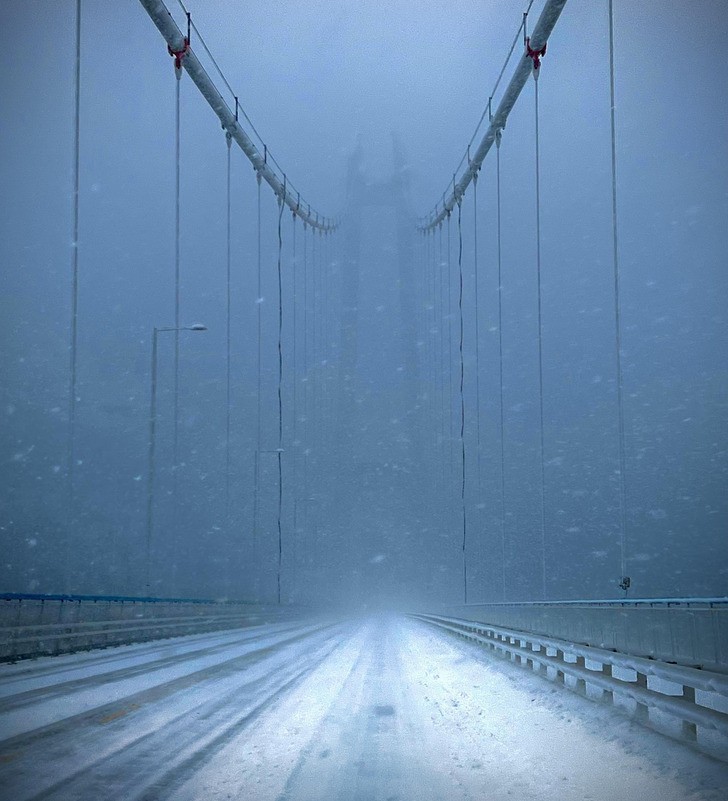 "Zdjęcie mostu podczas zamieci śnieżnej"